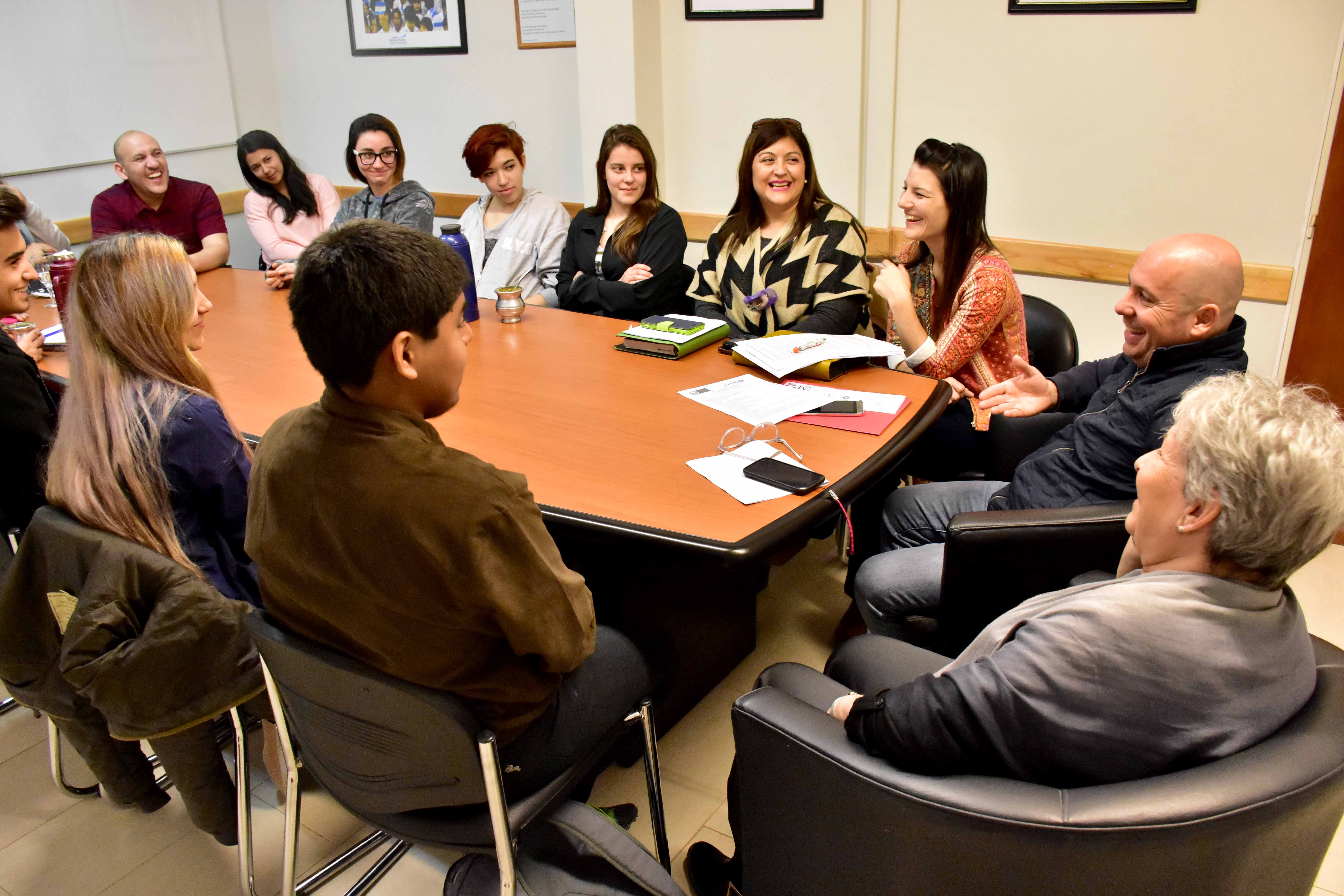 SASTRE CON ALUMNOS DE LA ESCUELA DE PESCA: PRIMERA CUMBRE FEDERAL DE ESTUDIANTES MADRYNENSES