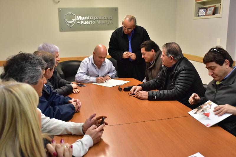 SASTRE ENCABEZÓ HISTÓRICA FIRMA CON LA SOCIEDAD ITALIANA
