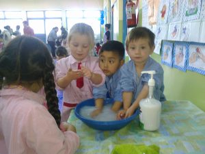 COLORIDA FERIA DE CIENCIAS EN EL CDI 2
