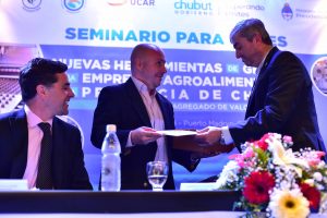 SASTRE CON AUTORIDADES NACIONALES Y PROVINCIALES EN SEMINARIO EN MADRYN