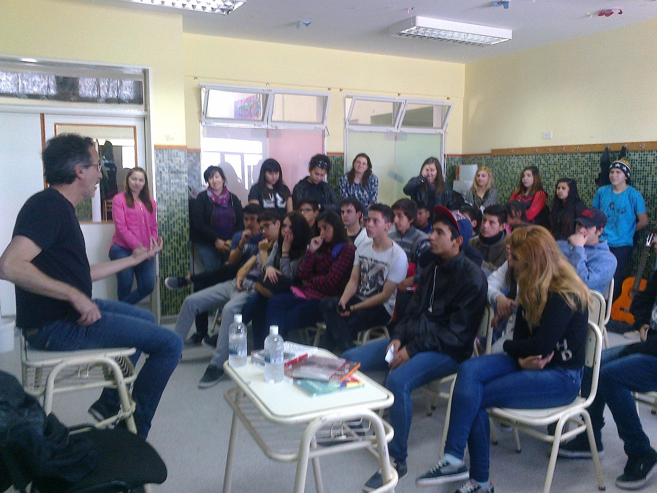 EL ESCRITOR ANTONIO SANTA ANA EN LA ESCUELA MUNICIPAL DE PESCA