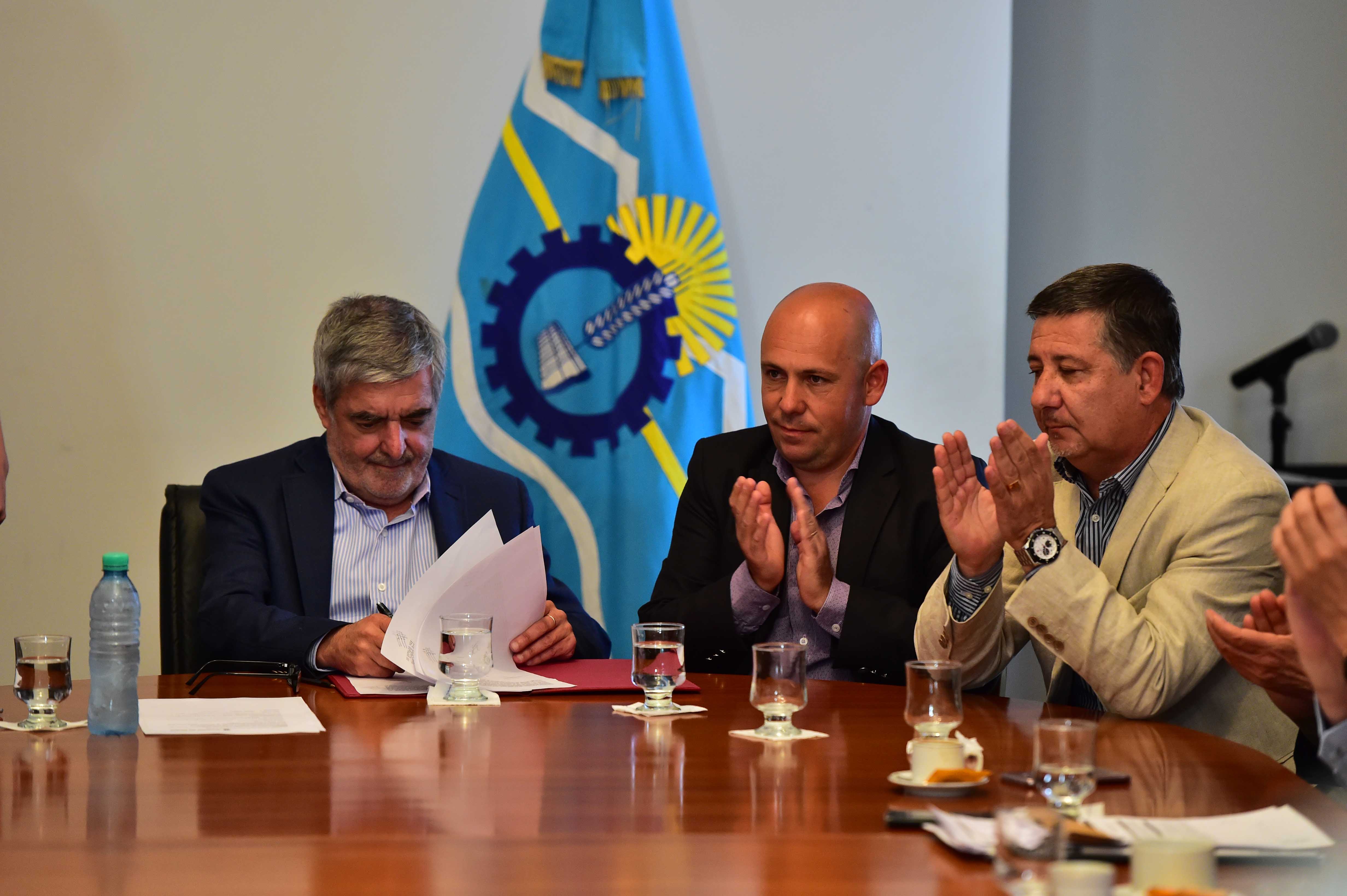 DAS NEVES Y SASTRE FIRMARON OBRAS DE AMPLIACIÓN Y REFACCIÓN DE LA ESCUELA 152