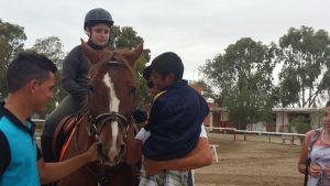 LOS CHICOS DE LA COLONIA INTEGRADA DE LA MUNI VISITARON EL CLUB DE EQUITACIÓN