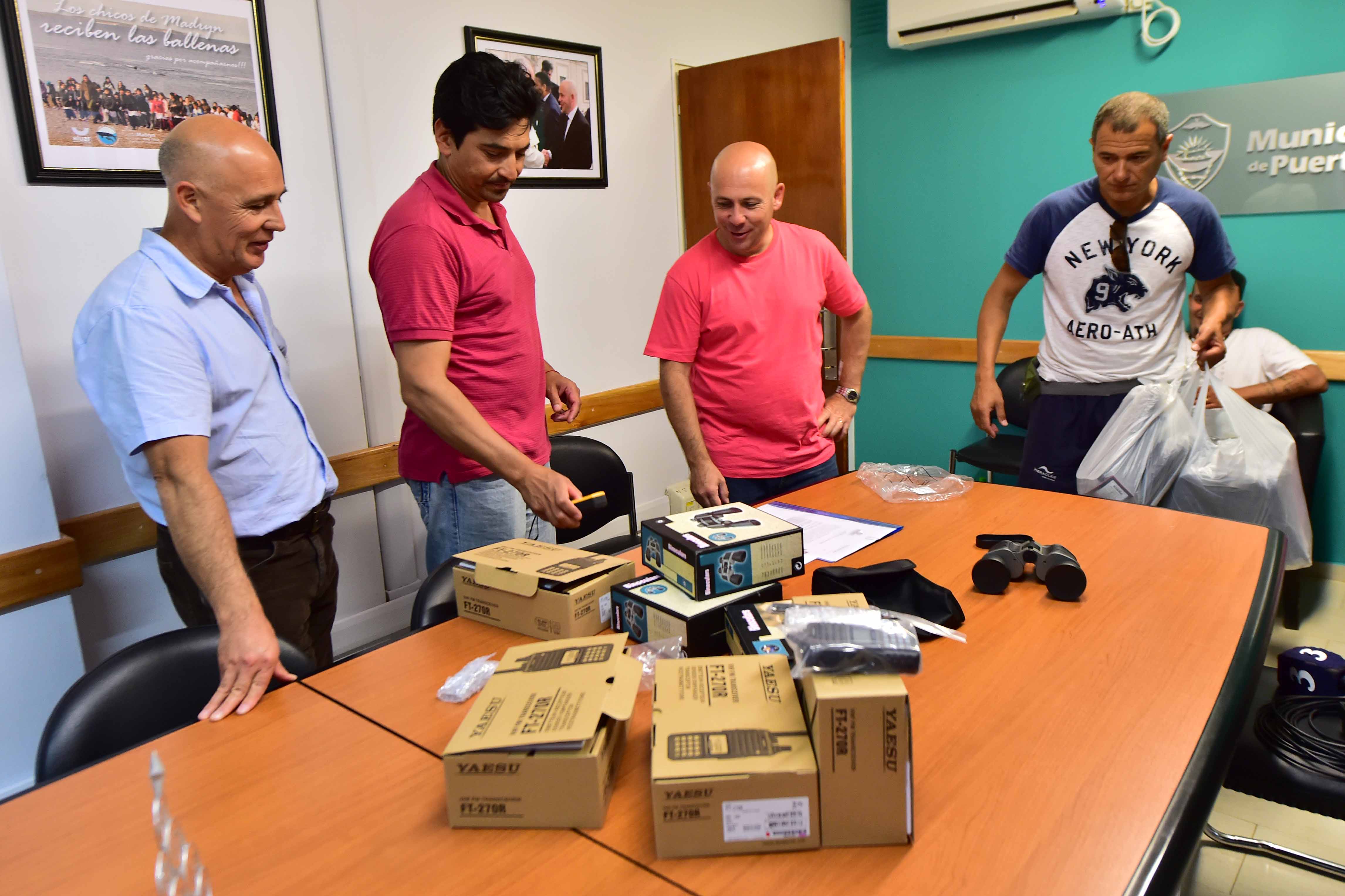 SASTRE ENTREGÓ DISTINTOS ELEMENTOS AL CUERPO DE GUARDAVIDAS