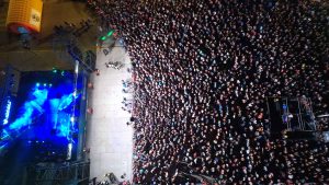 MÁS DE 25 MIL PERSONAS COLMARON LA COSTA MADRYNENSE EN EL SHOW DE LA BANDA AL ROJO VIVO