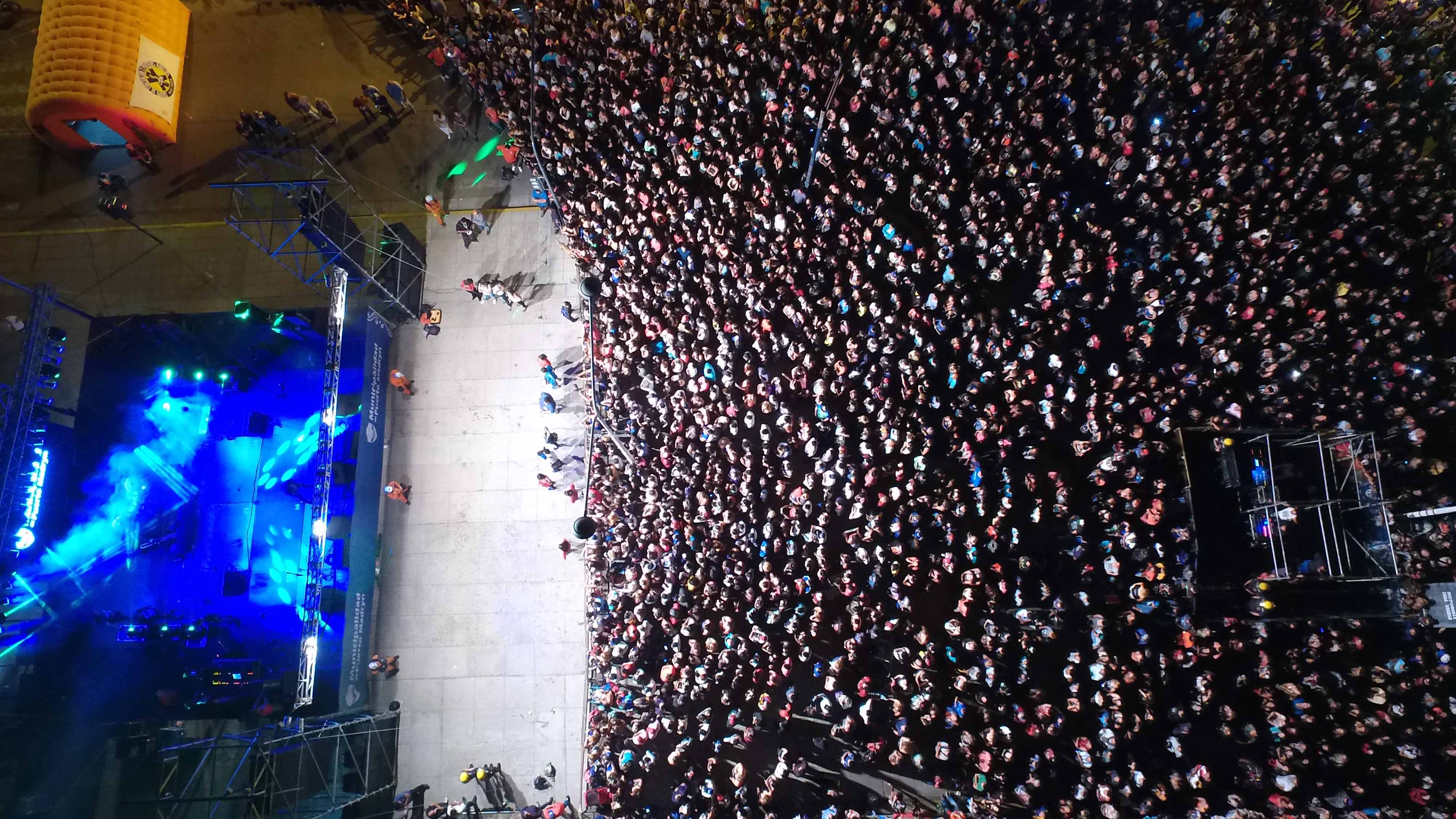 MÁS DE 25 MIL PERSONAS COLMARON LA COSTA MADRYNENSE EN EL SHOW DE LA BANDA AL ROJO VIVO