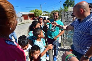 SASTRE Y LA MINISTRA HUICHAQUEO ENTREGARON VIVIENDA EN MADRYN