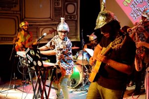 EXITOSA PRESENTACIÓN DE ALMIRANTE BROWNIE Y LA FRAKTAL BANG!