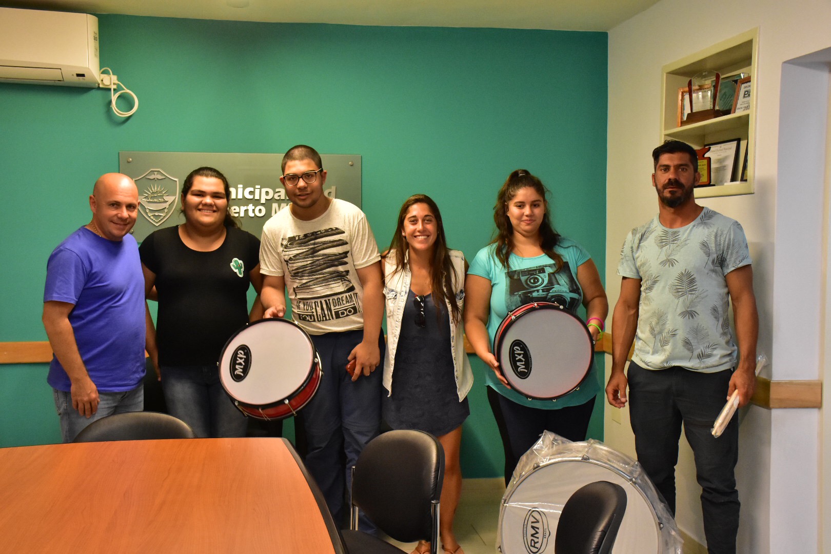 EL INTENDENTE CON INTEGRANTES DE LA MURGA “DESCOORDINANDO CON ALEGRÍA