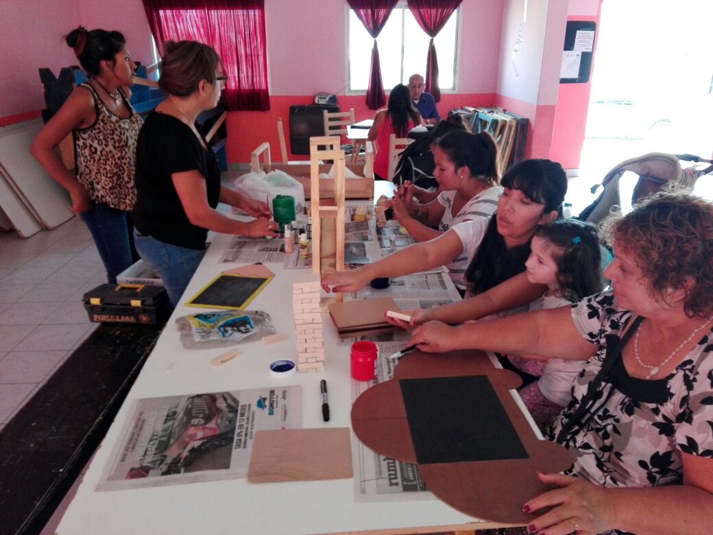DICTAN TALLER DE ELABORACIÓN DE JUGUETES EN DISTINTAS JUNTAS VECINALES