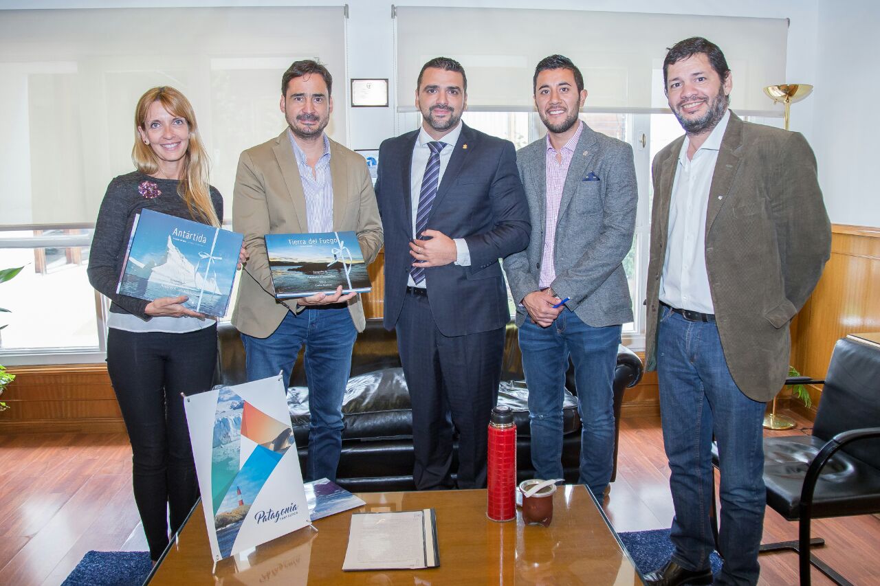 FIRMARON CONVENIO MARCO PARA CONSOLIDAR CORREDOR TURÍSTICO PATAGONIA FANTÁSTICA