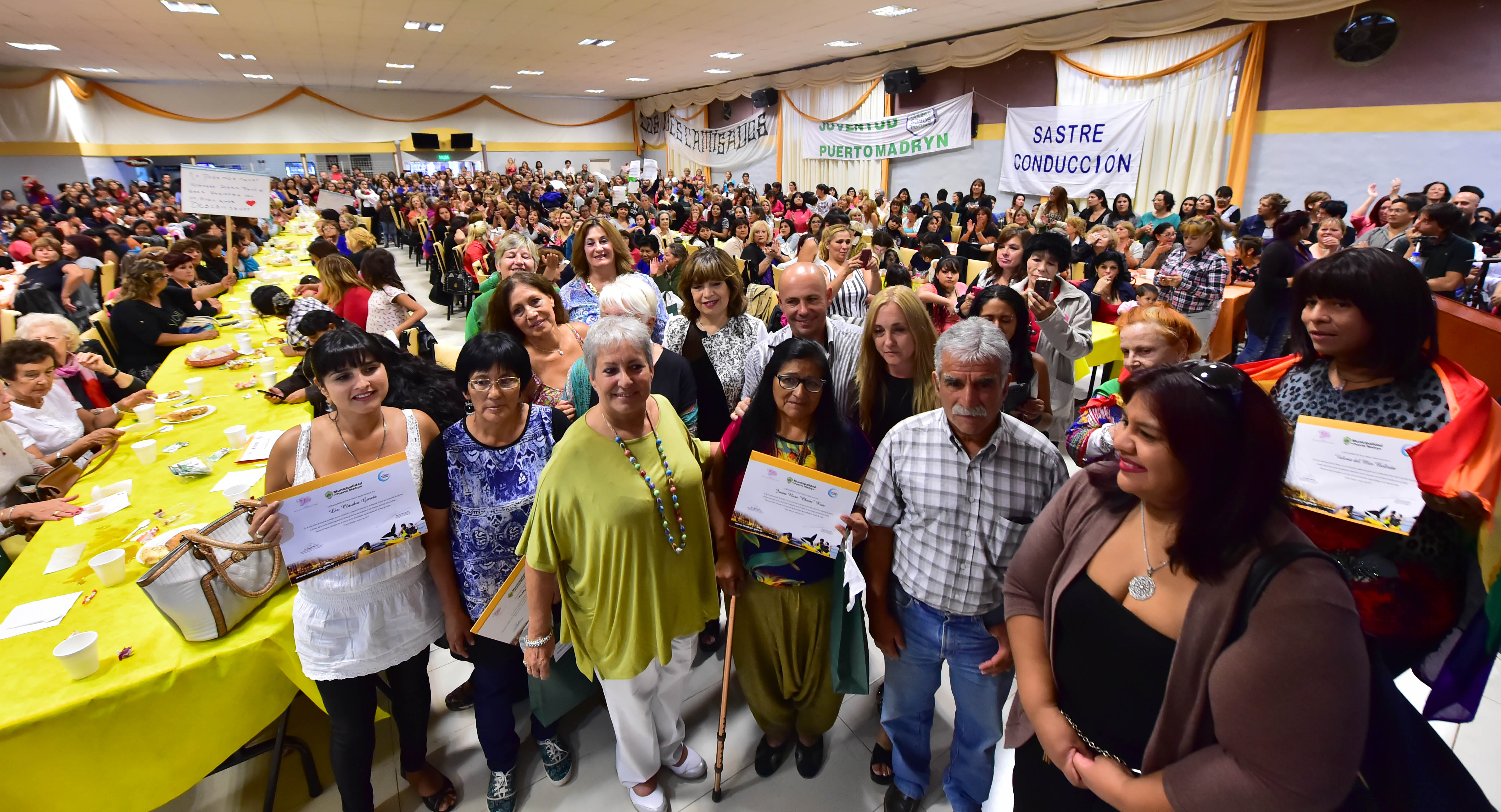 RECONOCIMIENTO Y AGASAJO: DÍA INTERNACIONAL DE LA MUJER