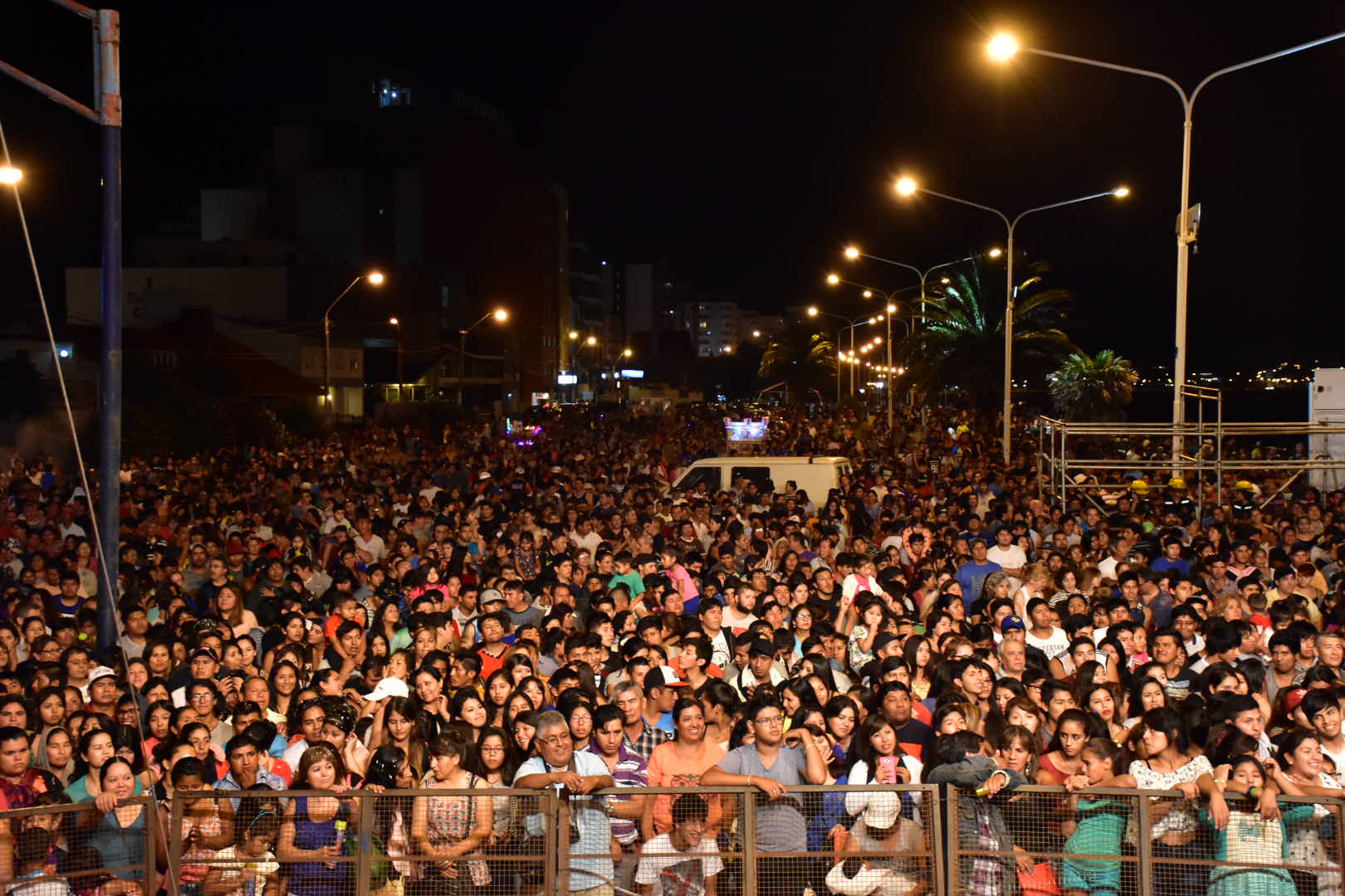 MÁS DE 30 MIL PERSONAS FESTEJARON EL CARNAVAL CON CHILA JATUN EN LA COSTA DE MADRYN