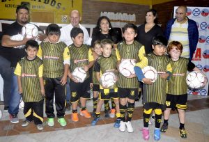 SASTRE ENTREGÓ PELOTAS A LA LIGA INFANTIL