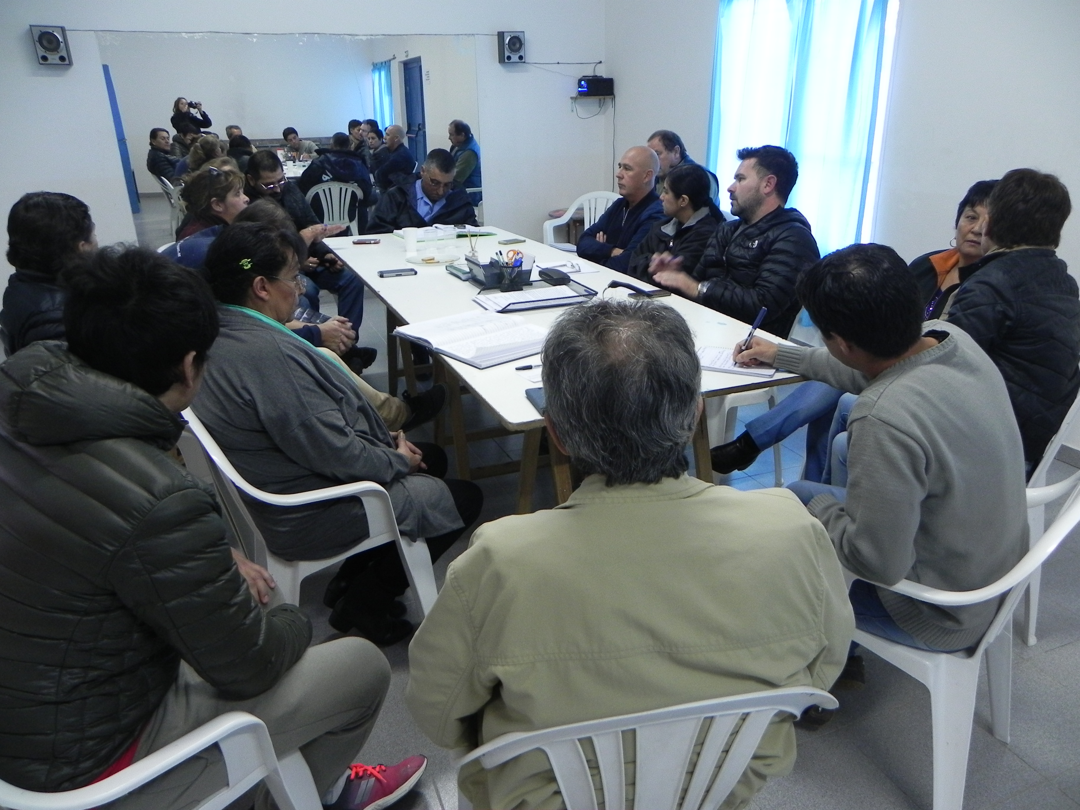 REALIZAN REUNIÓN CON VECINOS DEL BARRIO GOBERNADOR FONTANA