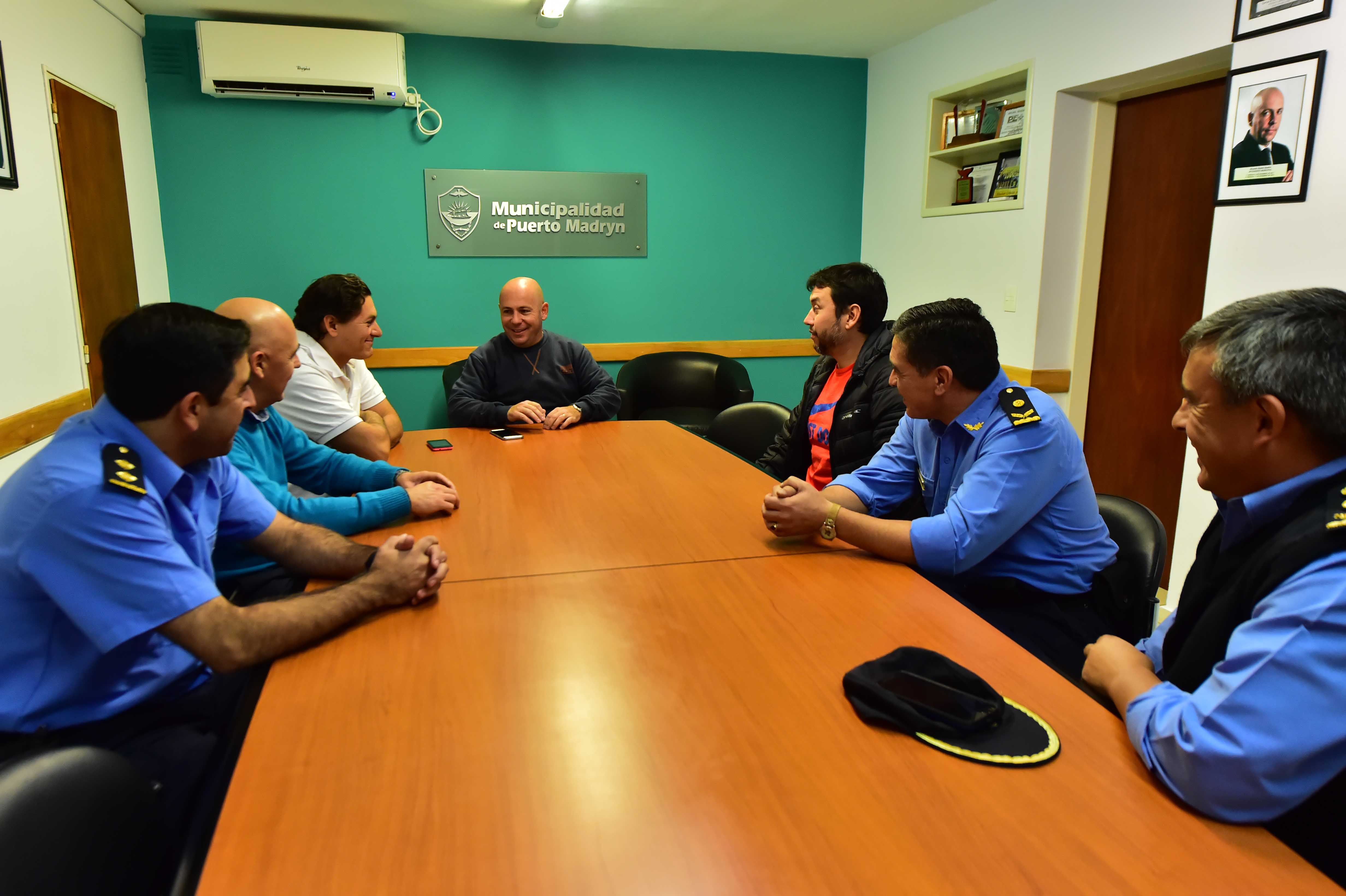 SASTRE CON AUTORIDADES DE LA POLICÍA DE PROVINCIA