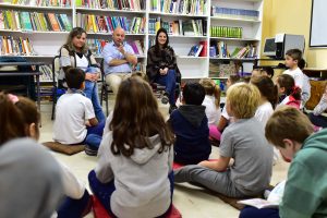 SASTRE CON ALUMNOS DE LA ESCUELA 158
