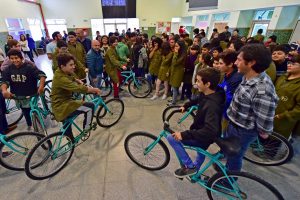 SASTRE ENTREGÓ BICICLETAS PARA LA ESCUELA MUNICIPAL DE PESCA