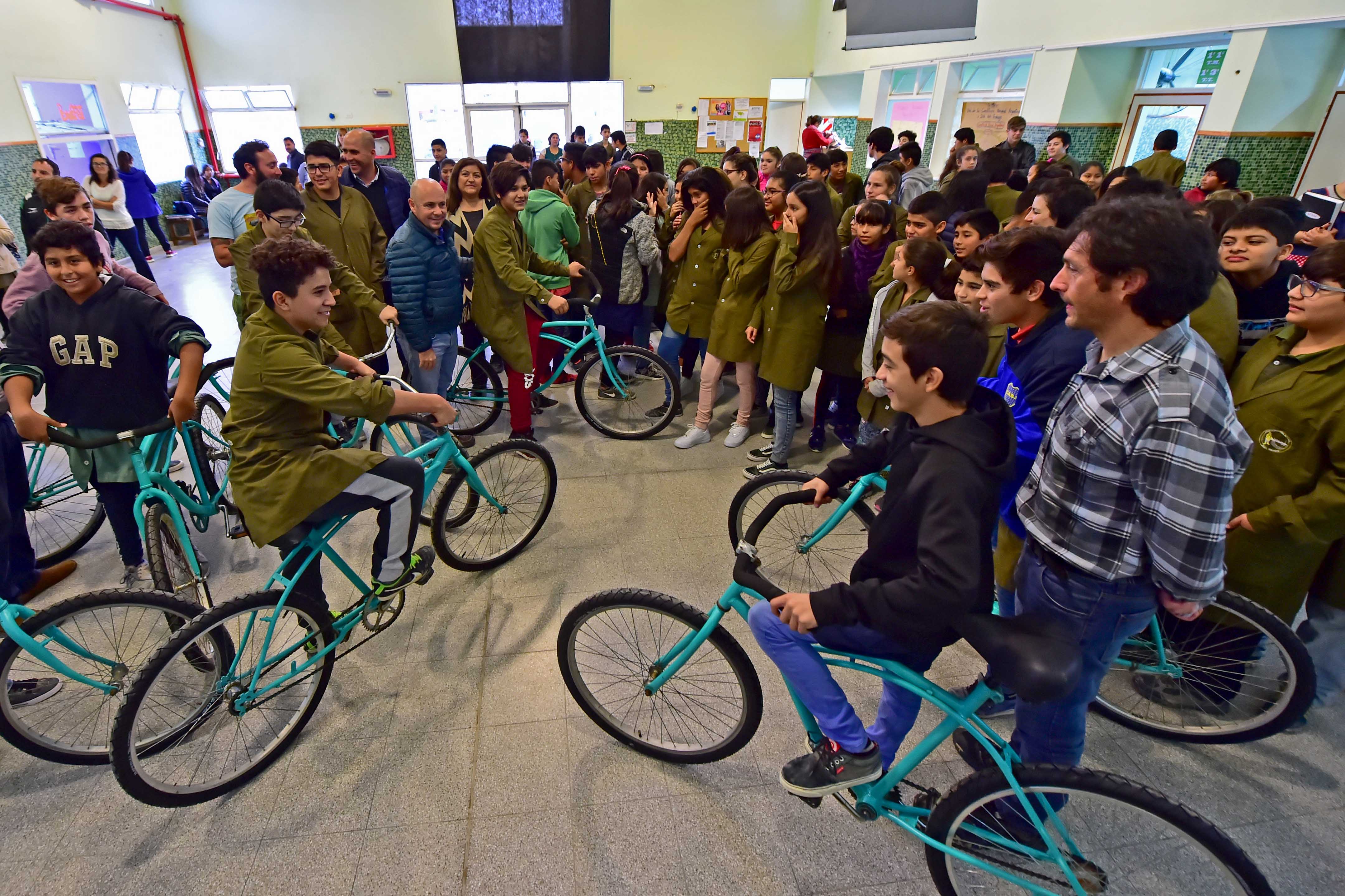 SASTRE ENTREGÓ BICICLETAS PARA LA ESCUELA MUNICIPAL DE PESCA