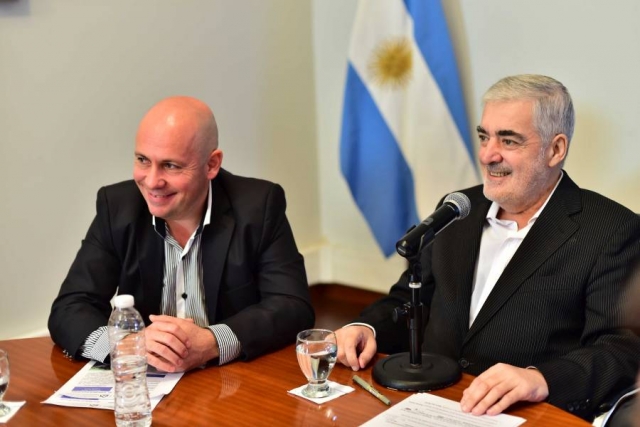 DAS NEVES Y SASTRE ENTREGAN VIVIENDAS EN MADRYN