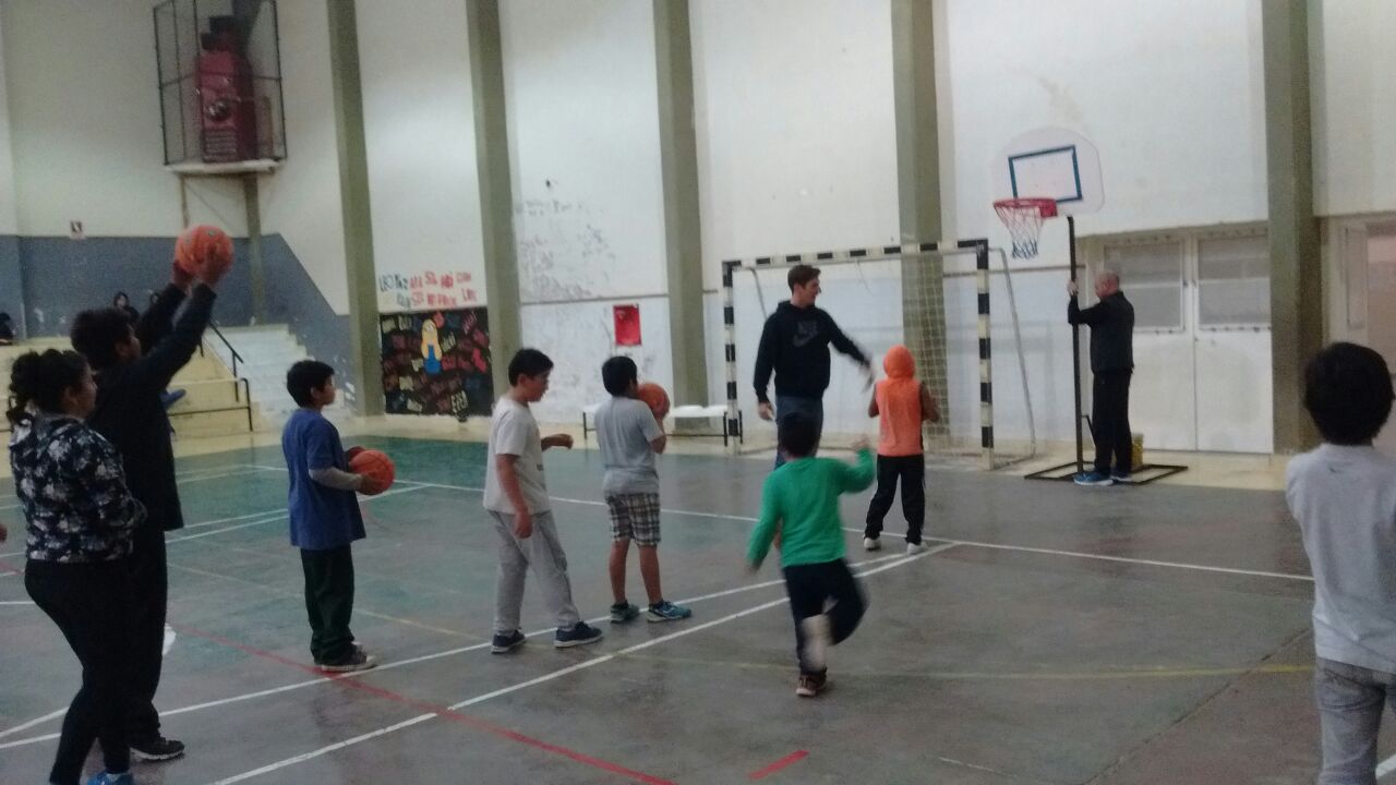 LOS CHICOS DE BÁSQUET DE LA MUNI RECIBIERON AL JUGADOR DE SELECCIÓN NICOLÁS RICHOTTI