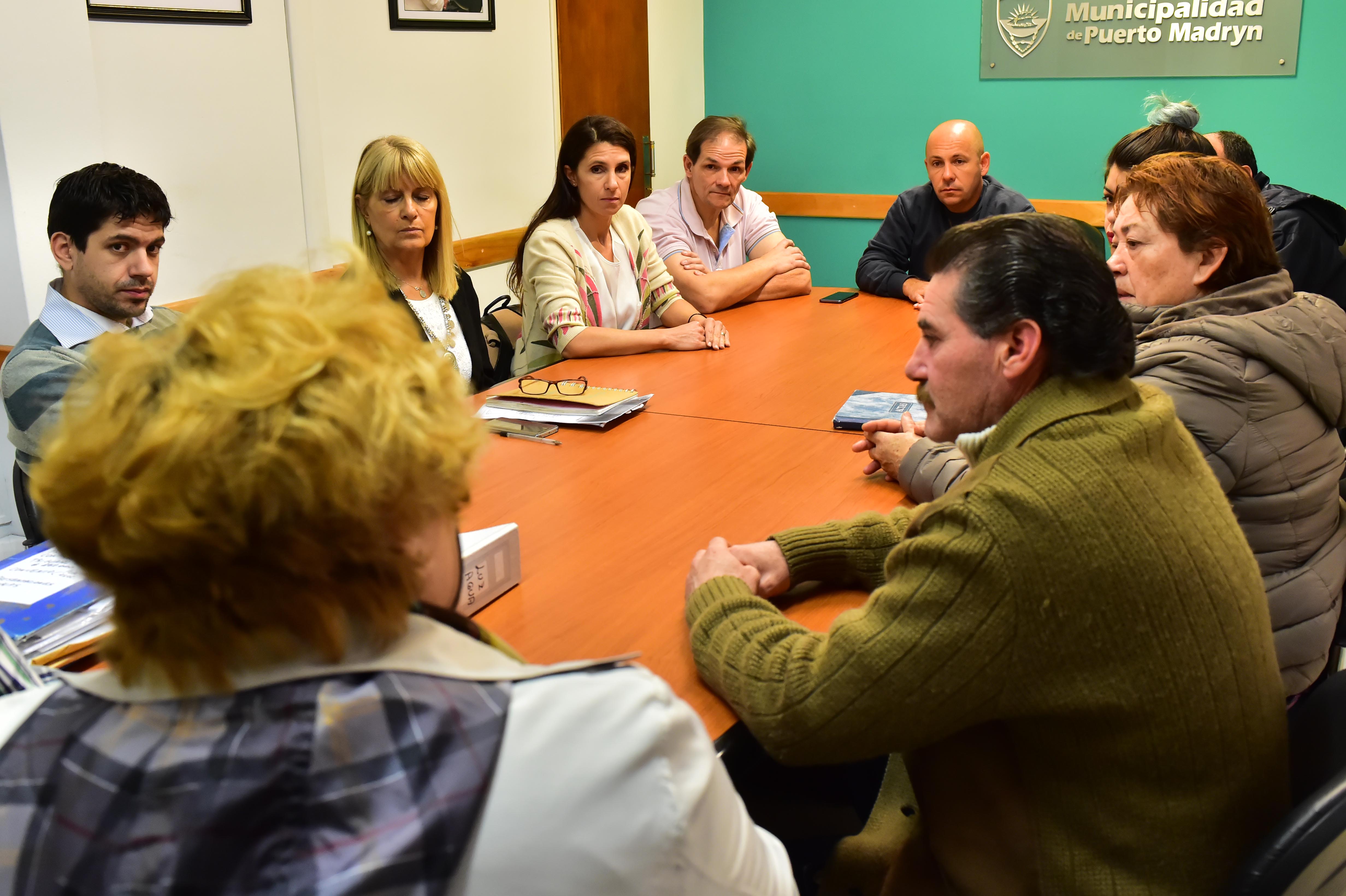 SASTRE CON INTEGRANTES DE LA ASOCIACIÓN AGRÍCOLA FORESTAL