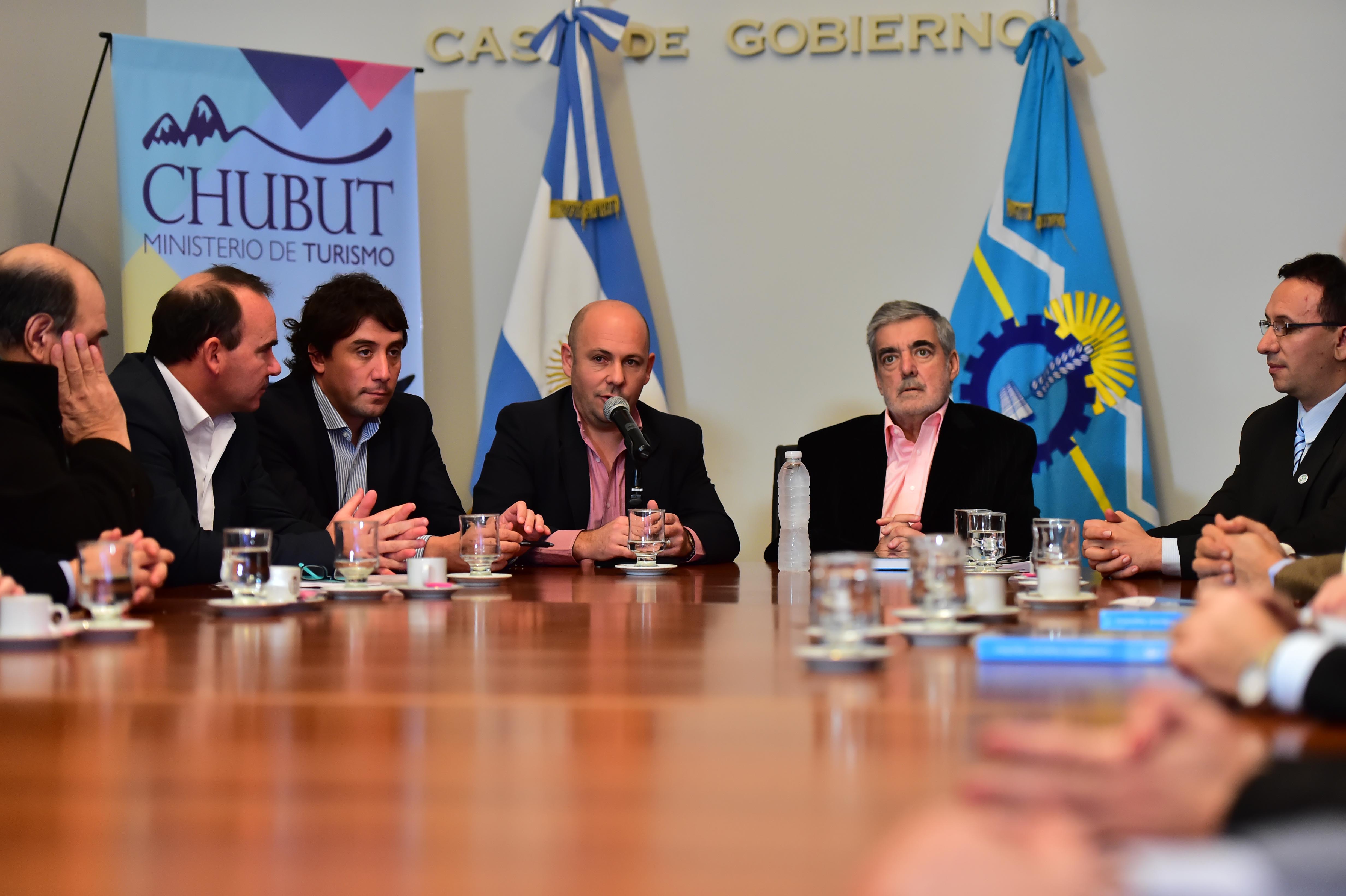 SASTRE ACOMPAÑÓ A DAS NEVES EN LA FIRMA DEL CONVENIO CON FEHGRA