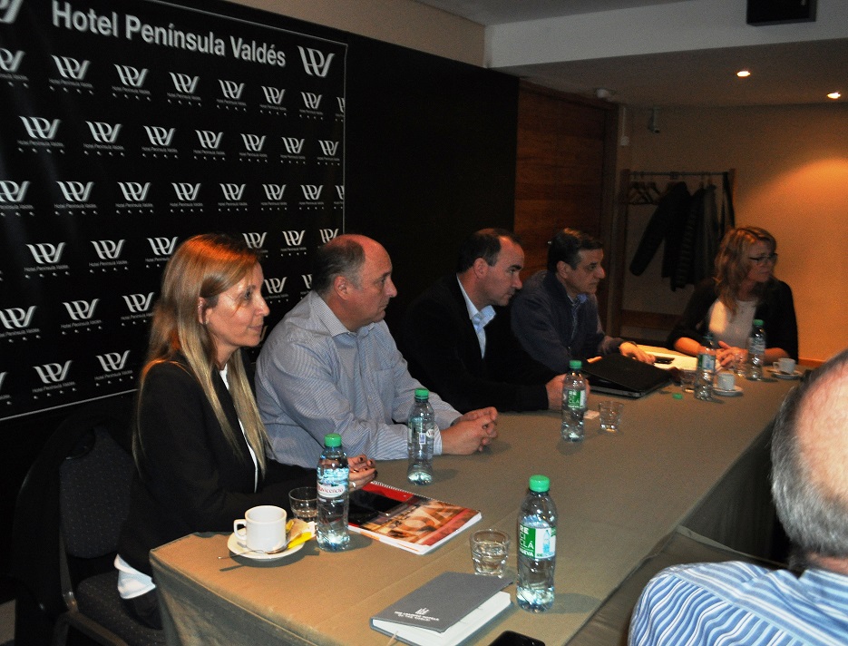 ENCUENTRO EN MADRYN CON REPRESENTANTES DE AEROLÍNEAS ARGENTINAS
