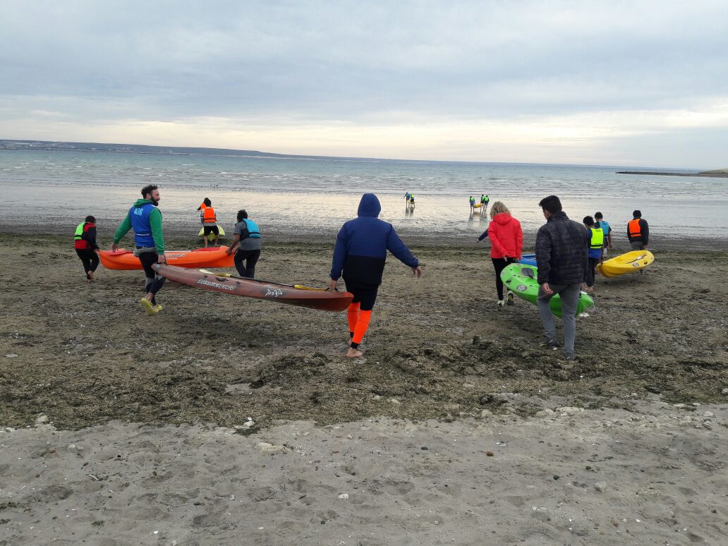 LOS CHICOS DEL BARRIO ALTA TENSION DESAFIAN AL INVIERNO EN “EL POTRERO ES EL MAR”