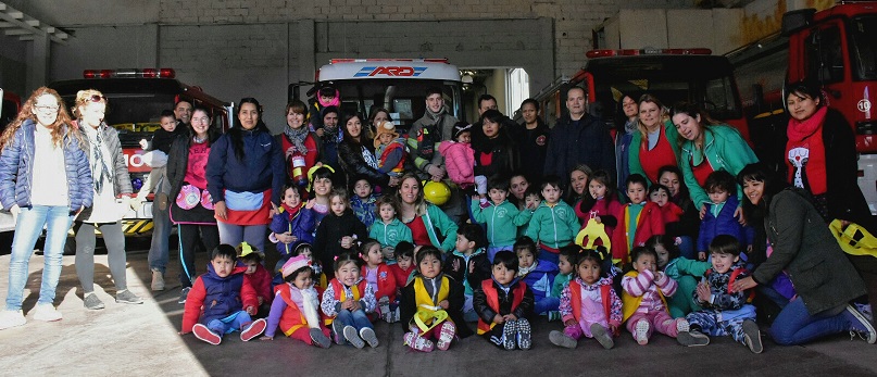 LOS CDICO FONTANA, PICHI KIMÜM Y PERETZ SMOLARSKY DE VISITA EN EL CUARTEL DE BOMBEROS