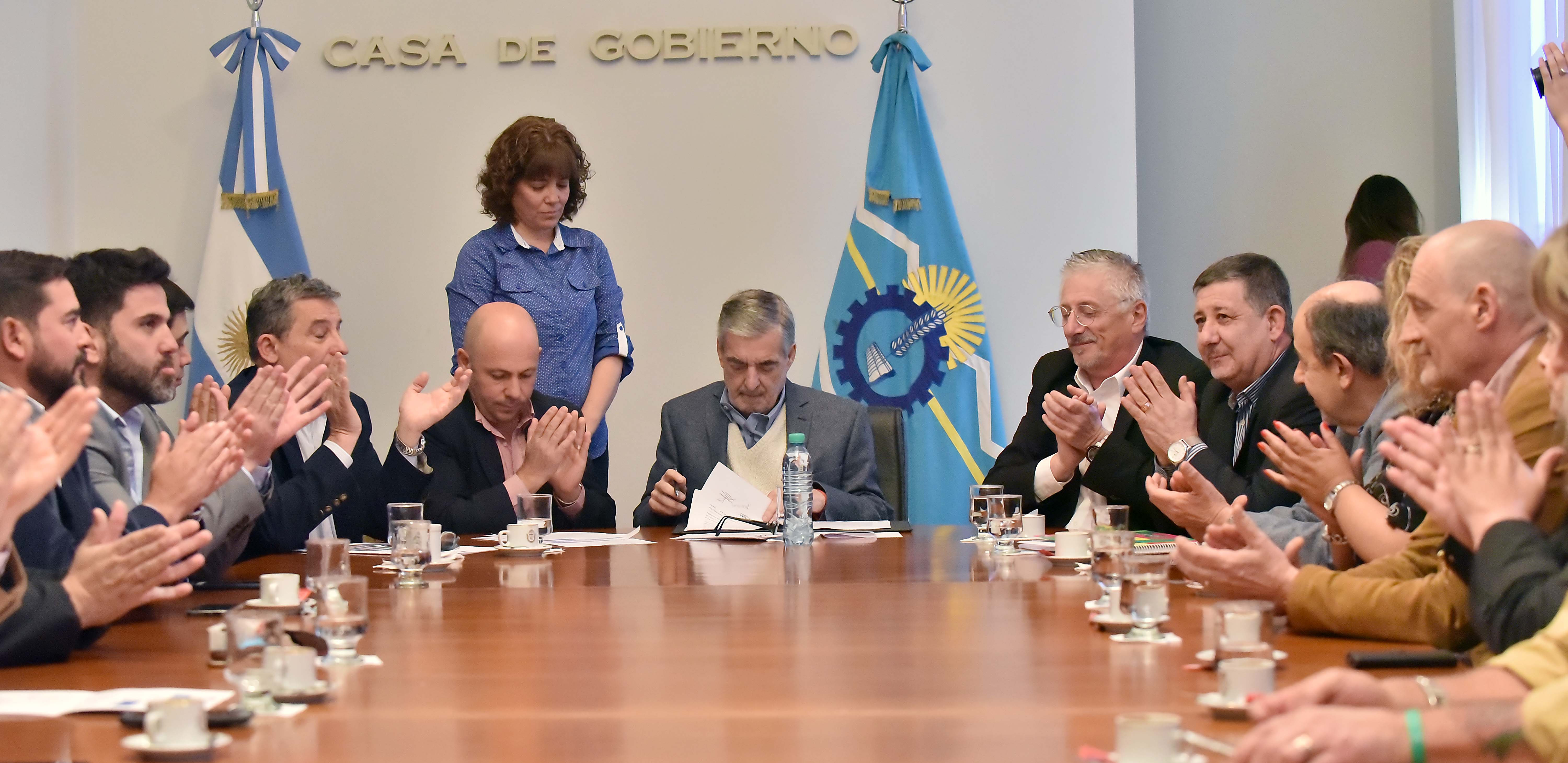 OBRAS PARA EL RUCA HUE: DAS NEVES Y SASTRE ENCABEZARON FIRMA DE CONTRATO PARA LA RECUPERACIÓN DE LOS ESPACIOS PÚBLICOS 