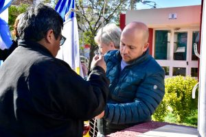 SASTRE PRESIDIÓ EL IZAMIENTO DE LA BANDERA MAPUCHE TEHUELCHE  EN EL JARDÍN DEL MUNICIPIO