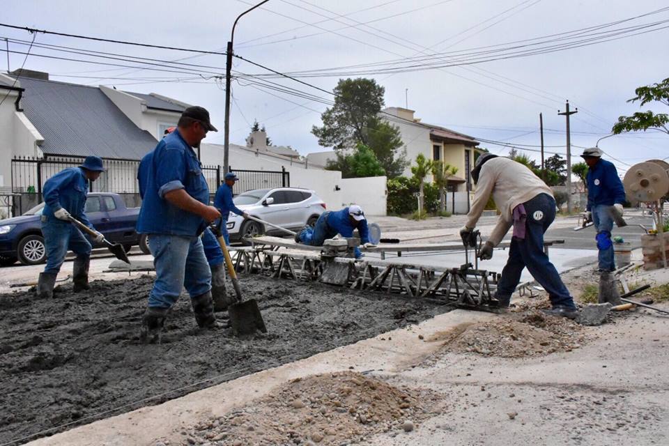 PAVIMENTACIÓN: COMENZÓ LA ETAPA DE HORMIGONADO EN LA CALLE CHARCAS