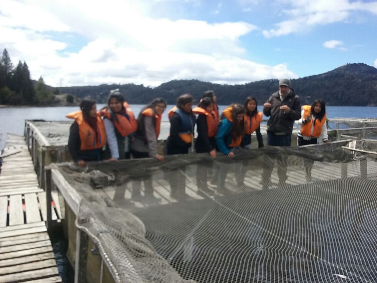 ESTUDIANTES DE LA ESCUELA DE PESCA VISITARON EL INSTITUTO BALSEIRO