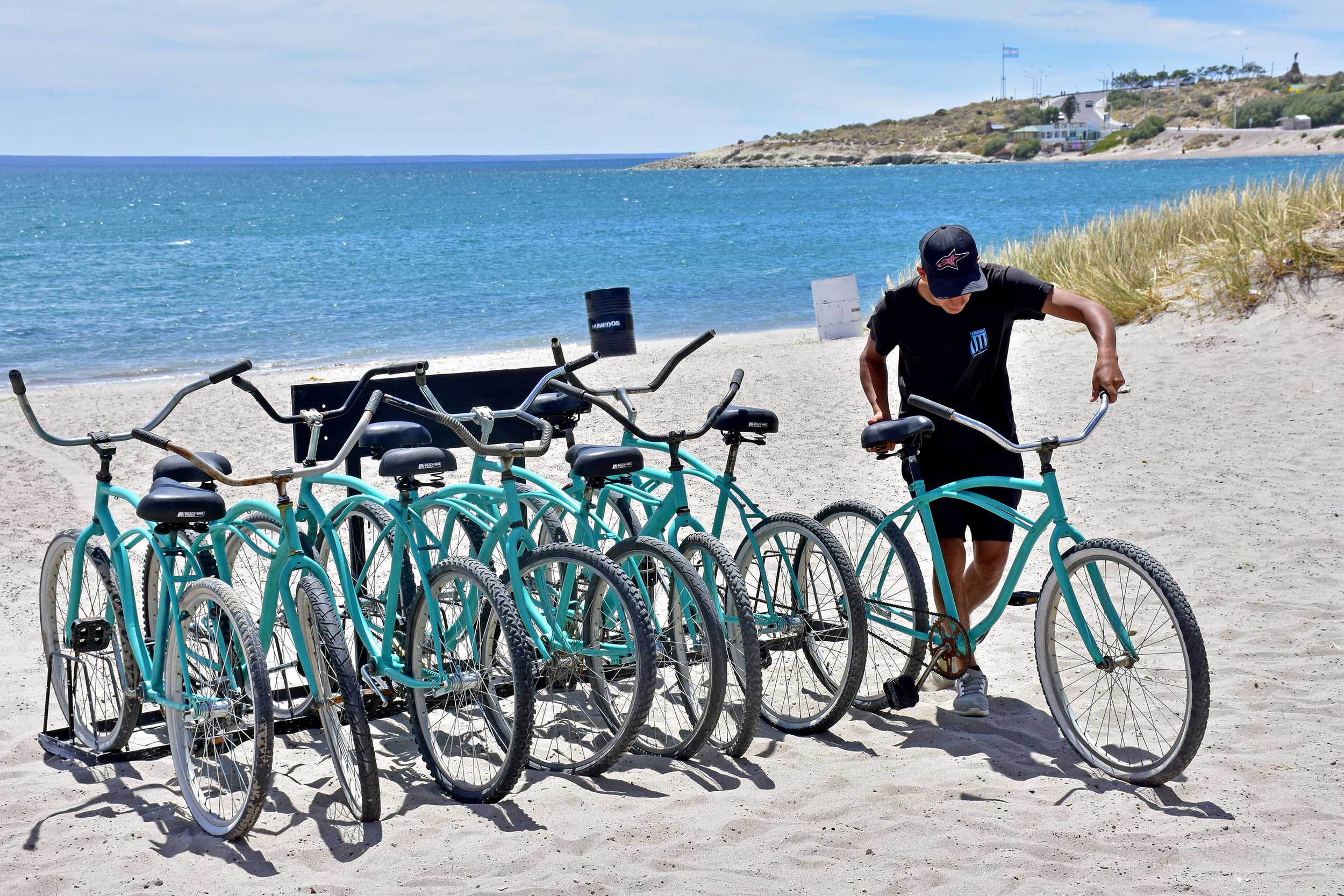 EL MUNICIPIO PRESTA BICICLETAS A VECINOS Y TURISTAS PARA RECORRER LA CIUDAD