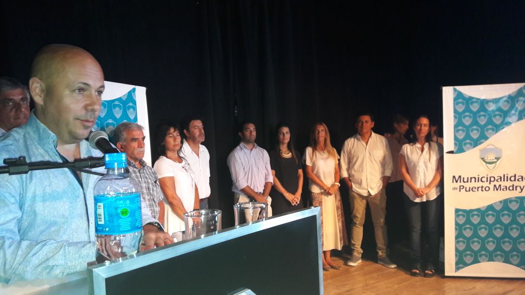 HISTÓRICO: SASTRE ENTREGÓ TÍTULOS DEL BARRIO CODEPRO