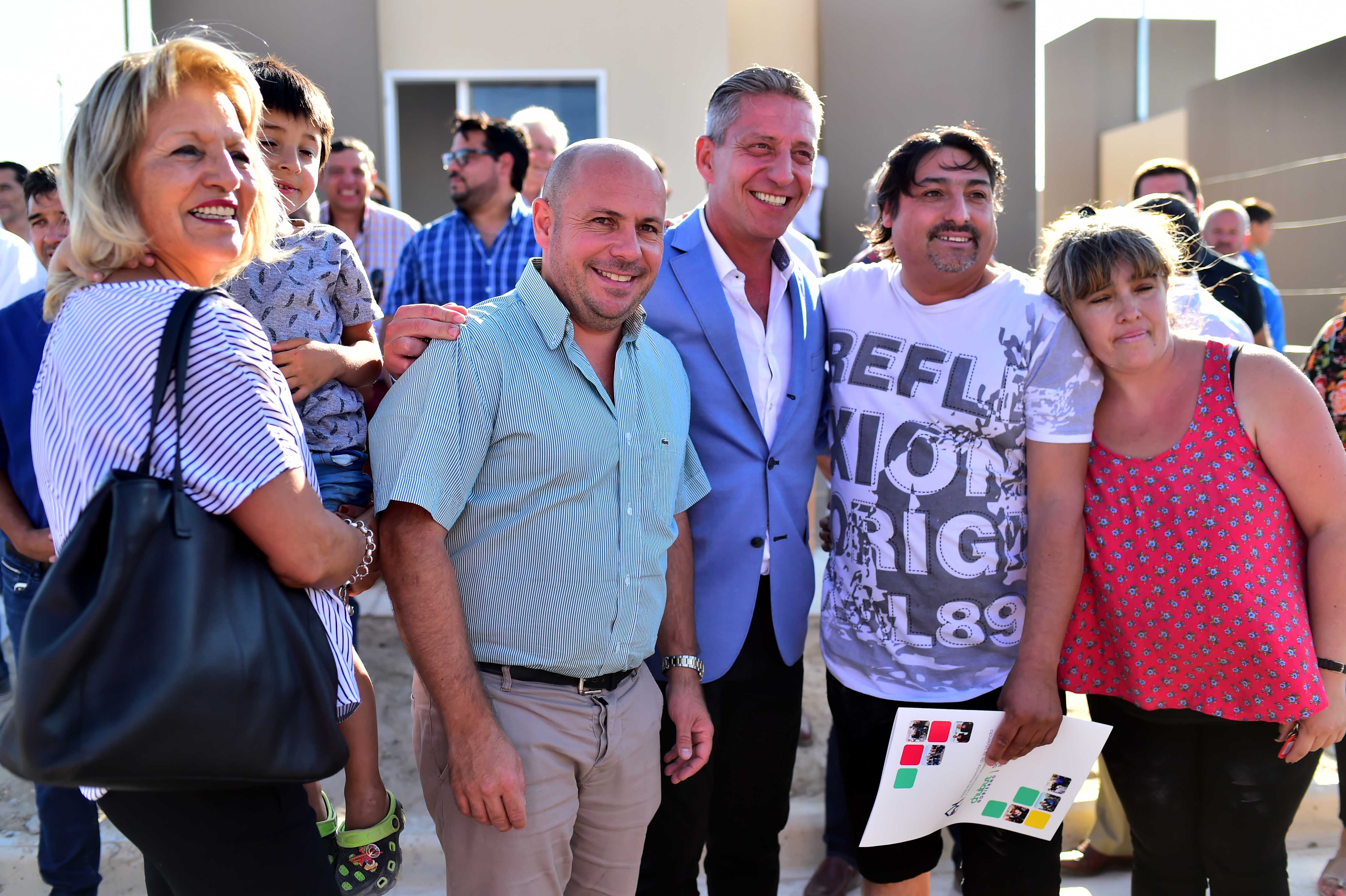 ARCIONI Y SASTRE ENTREGARON VIVIENDAS EN MADRYN