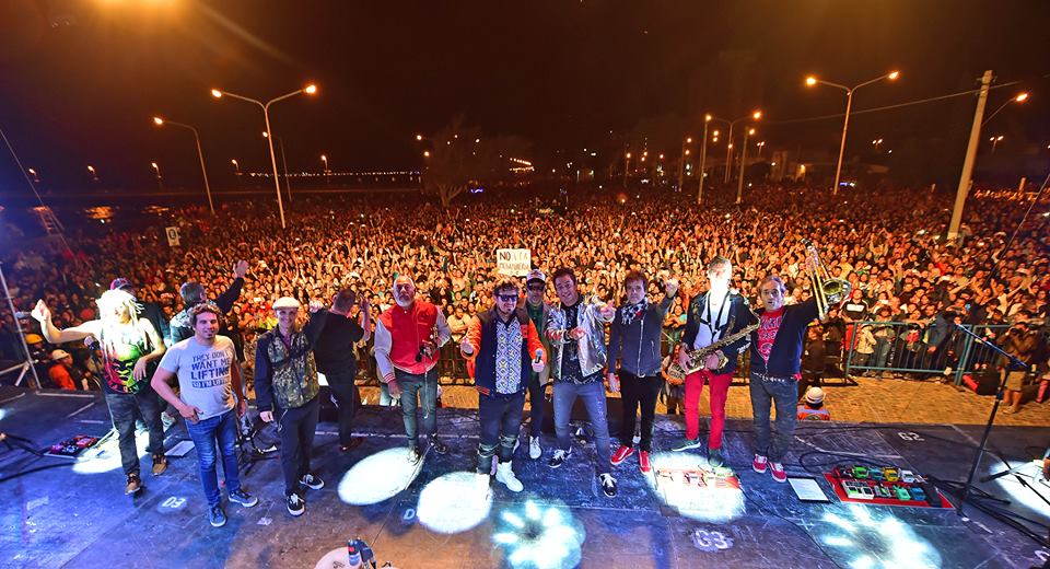 LOS AUTÉNTICOS DECADENTES EN MADRYN: MÁS DE 20 MIL PERSONAS EN EL ÚLTIMO SHOW DEL VERANO 2018