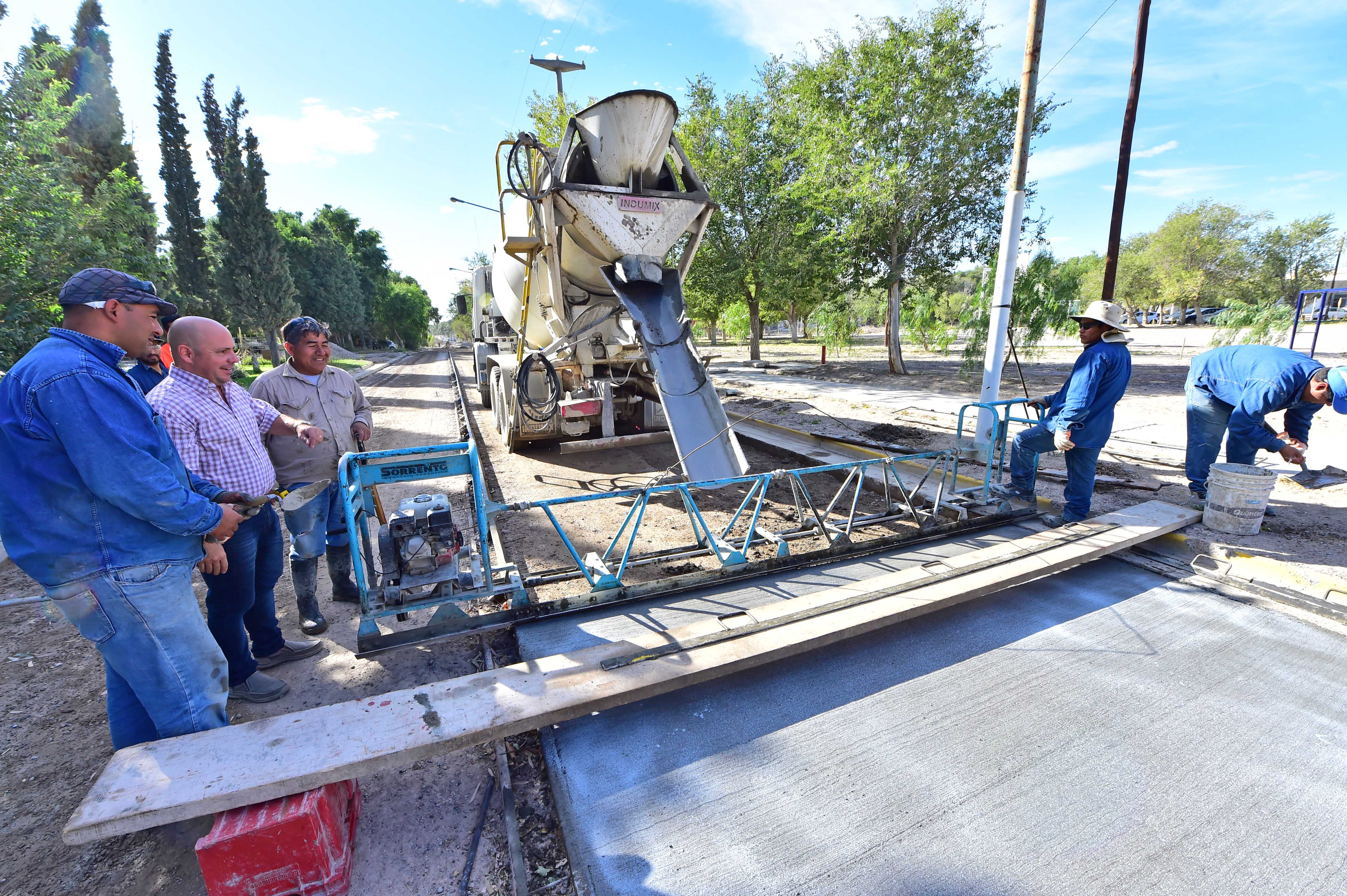 SASTRE RECORRIÓ LA CALLE FELDMAN Y DESTACÓ EL AVANCE DE LA OBRA