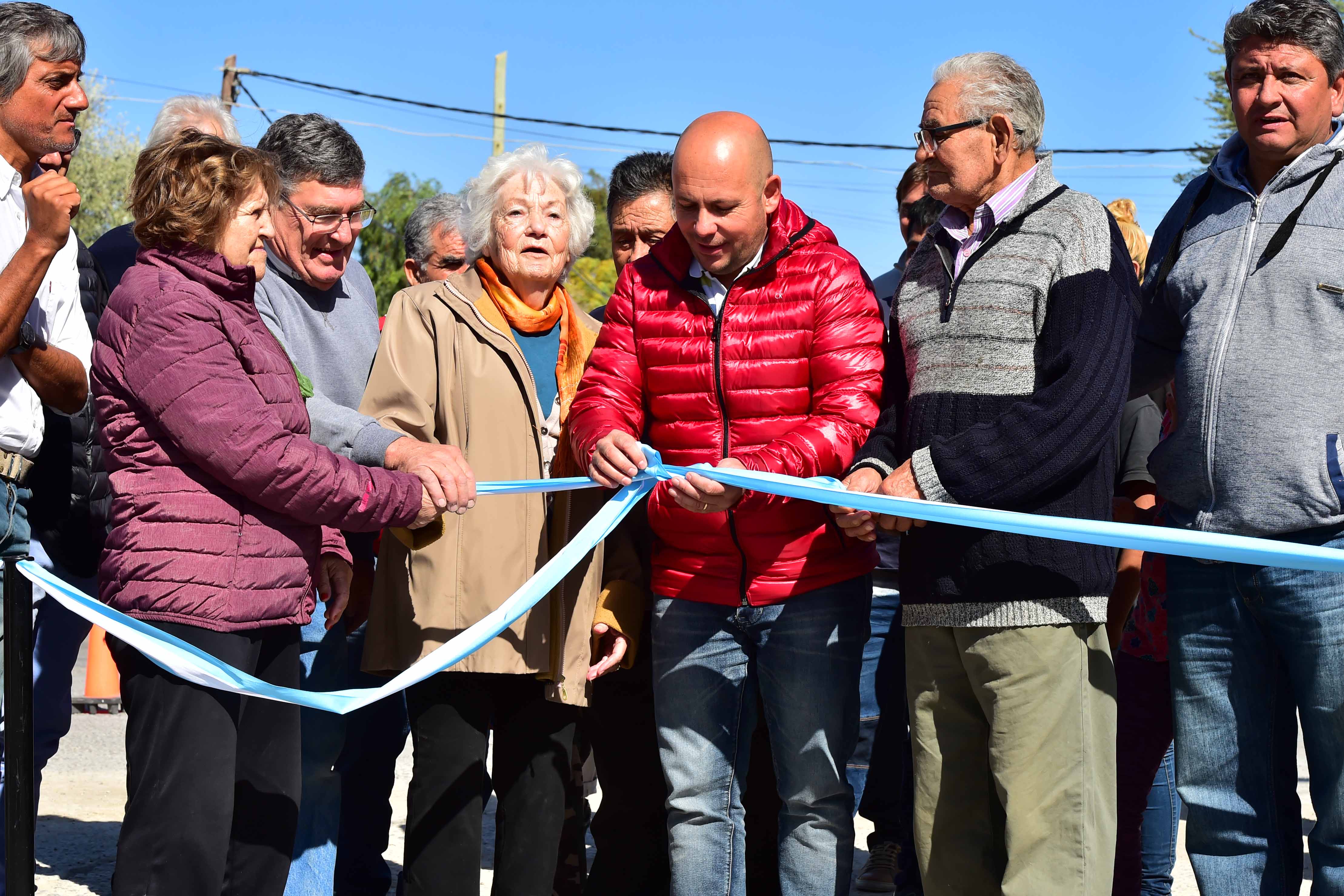 SASTRE INAUGURÓ JUNTO A LOS VECINOS EL ADOQUINADO DE MORENO