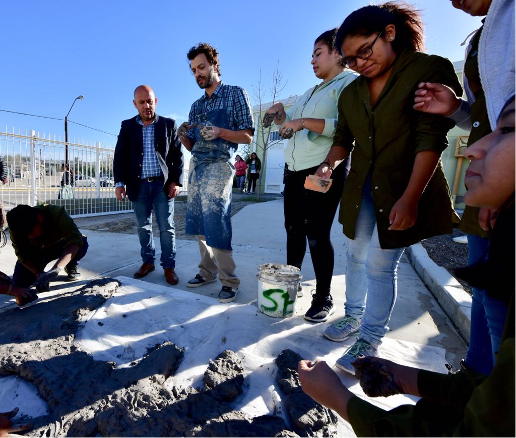 EL INTENDENTE CON ALUMNOS DE LA ESCUELA DE PESCA EN “LA SEMANA DE LA TIERRA”