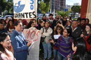 FUNCIONARIOS DEL MUNICIPIO CON PADRES, ALUMNOS Y DOCENTES DE LA ESCUELA 750