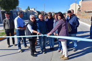 SASTRE INAUGURÓ JUNTO A LOS VECINOS EL NUEVO ASFALTO DE ROCA Y HANSEN