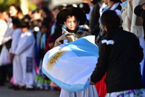 DESFILE CELESTE Y BLANCO PARA EL DÍA DE LA PATRIA 