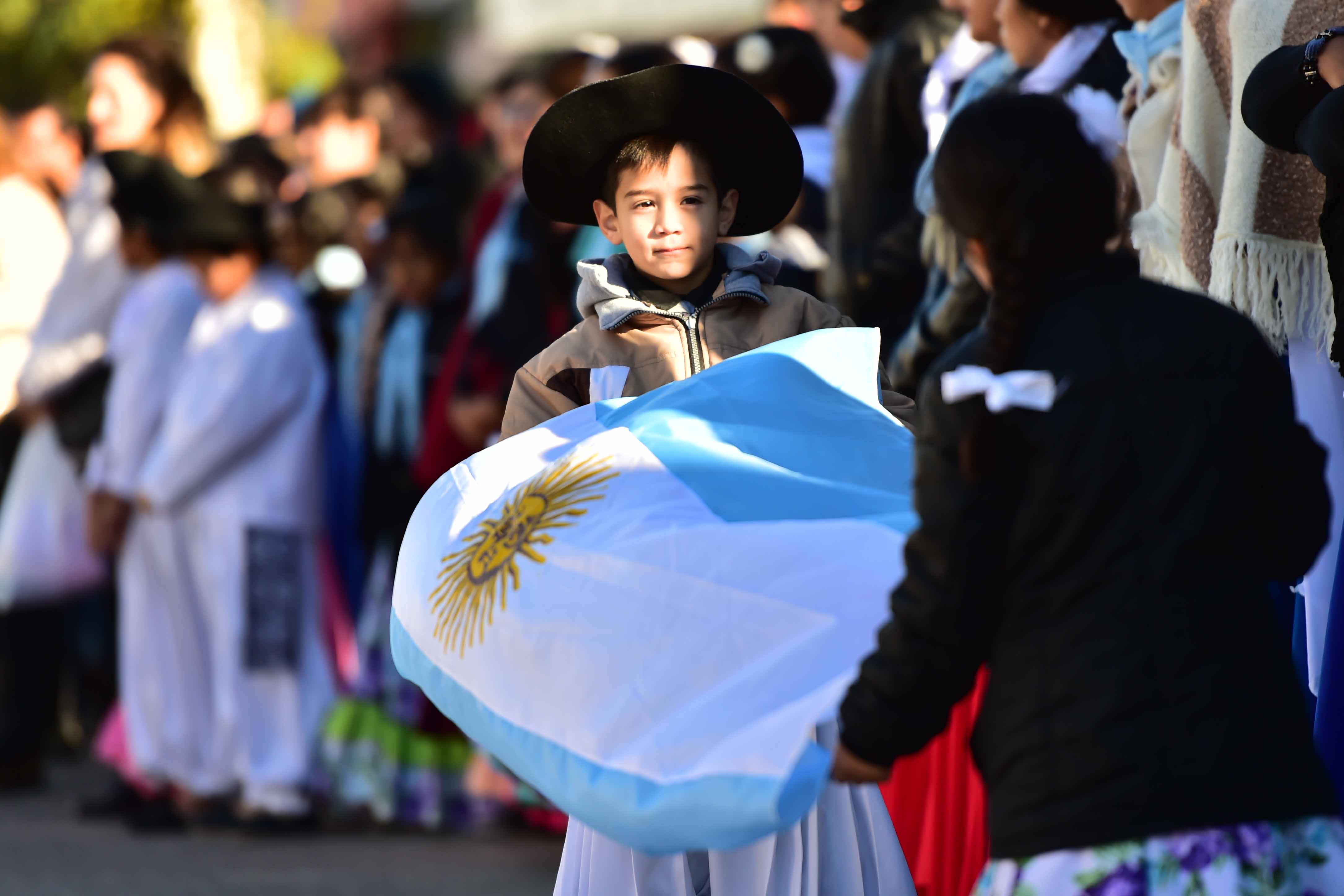 DESFILE CELESTE Y BLANCO PARA EL DÍA DE LA PATRIA 
