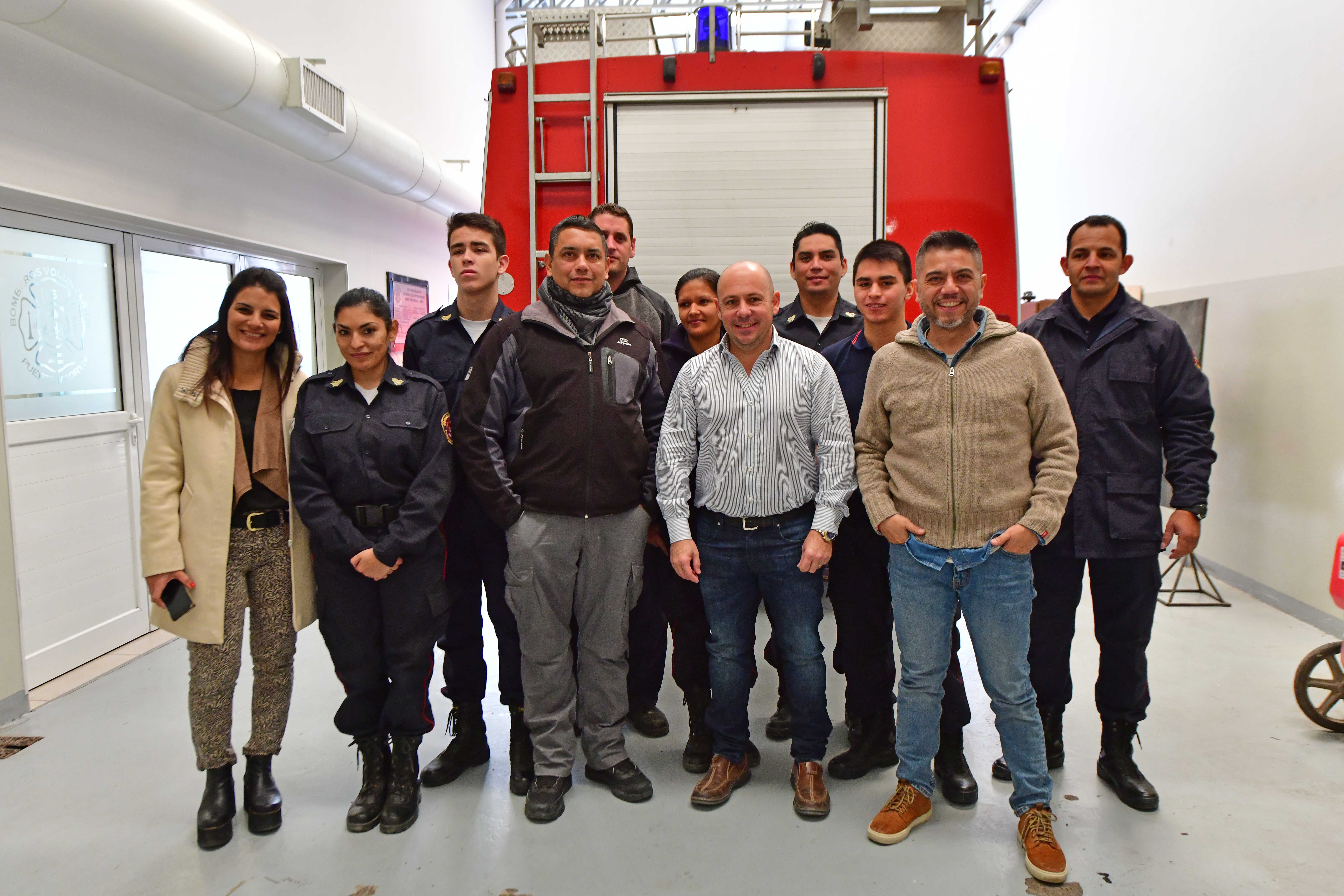 SASTRE VISITÓ A LOS BOMBEROS VOLUNTARIOS EN SU DÍA