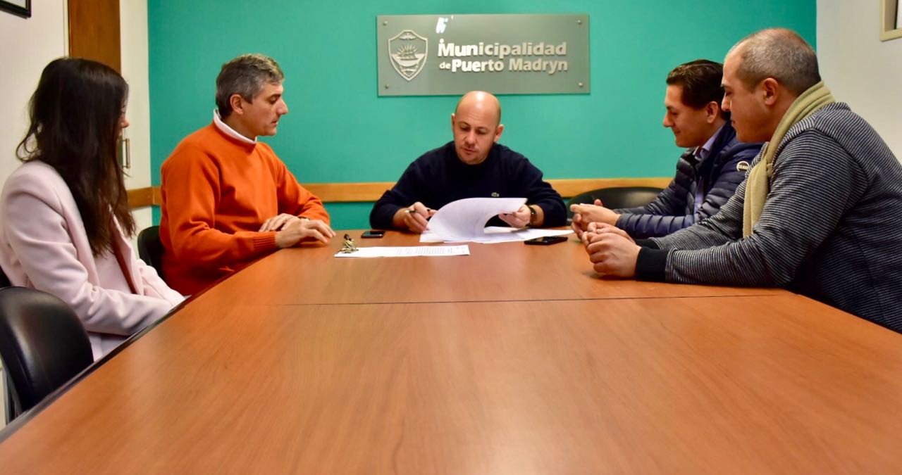 SASTRE FIRMÓ EL CONTRATO CON EL NUEVO CONCESIONARIO DE “LA CALESITA”