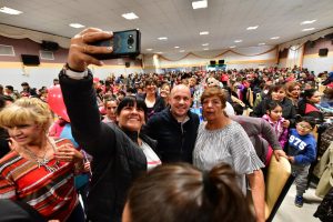 SASTRE AGASAJÓ A LAS MADRES EN SU DÍA