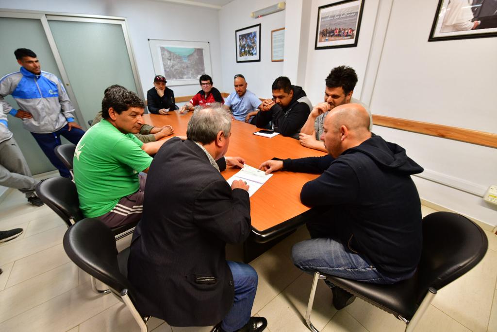 SASTRE CON LOS VETERANOS QUE VIAJARÁN AL NACIONAL DE FÚTBOL EN LA PAMPA