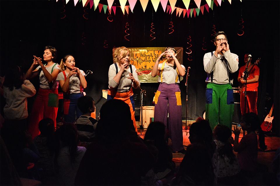 LA VUELTA DE LAS CANCIONES EN EL TEATRO DEL MUELLE